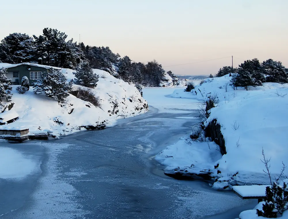 Islagt sund mellom svaberg og furu på Kjønnøya.